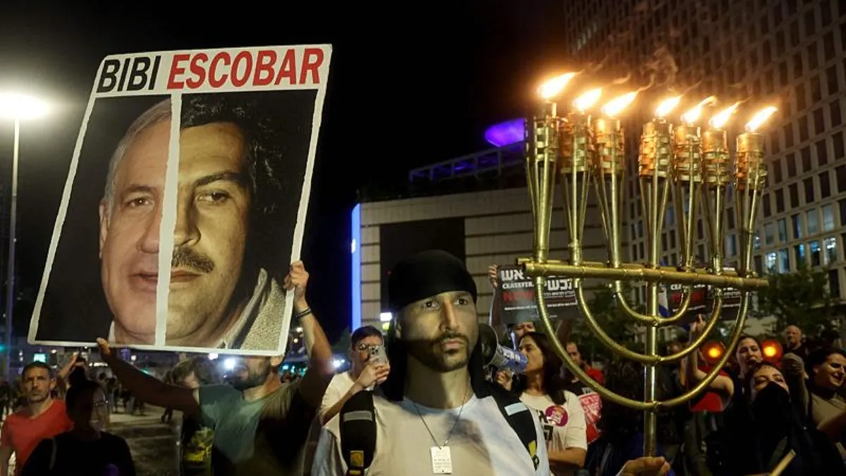 Tel Aviv'de ortalık karıştı! Esir takası anlaşması ve Netanyahu'nun istifası talebiyle binlerce İsrailli sokaklara indi