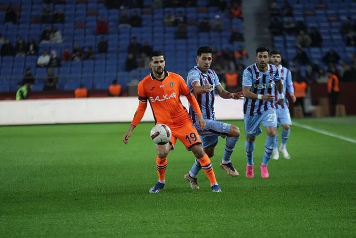 trabzonspor-evinde-basaksehirle-1-1-berabere-kaldi-iste-macta-yasananlar-1703354712207.jpeg