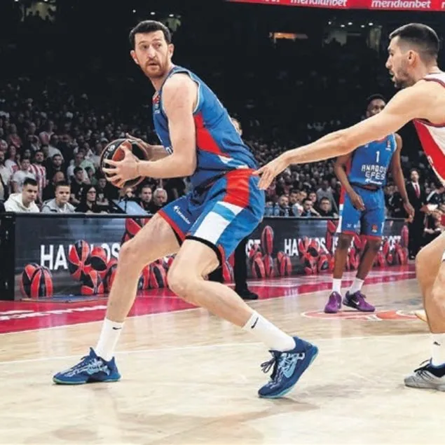 Anadolu Efes uzatmada güldü