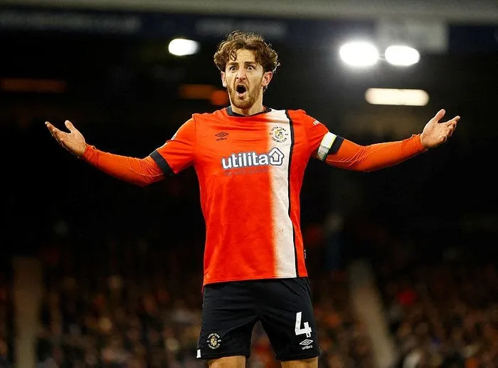 ingiltere-premier-ligde-korku-dolu-anlar-luton-town-bournemouth-macinda-tom-lockyer-kalp-krizi-gecirdi-saglik-1702758003107.jpeg