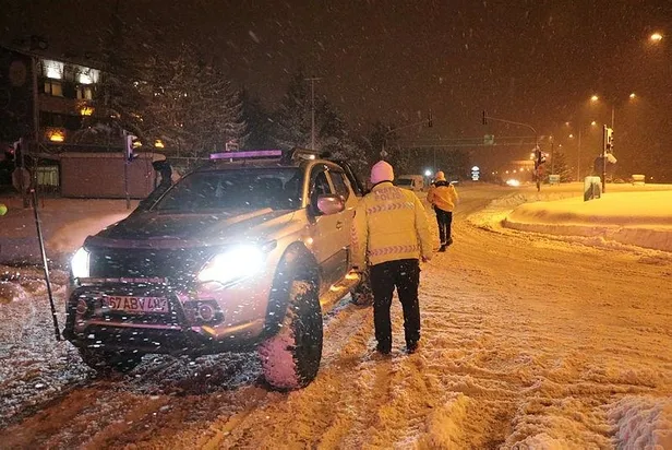 İstanbul'da gece kar yağışı etkili oldu! Kimisi kayak takımını aldı kimisi drift yaptı-11