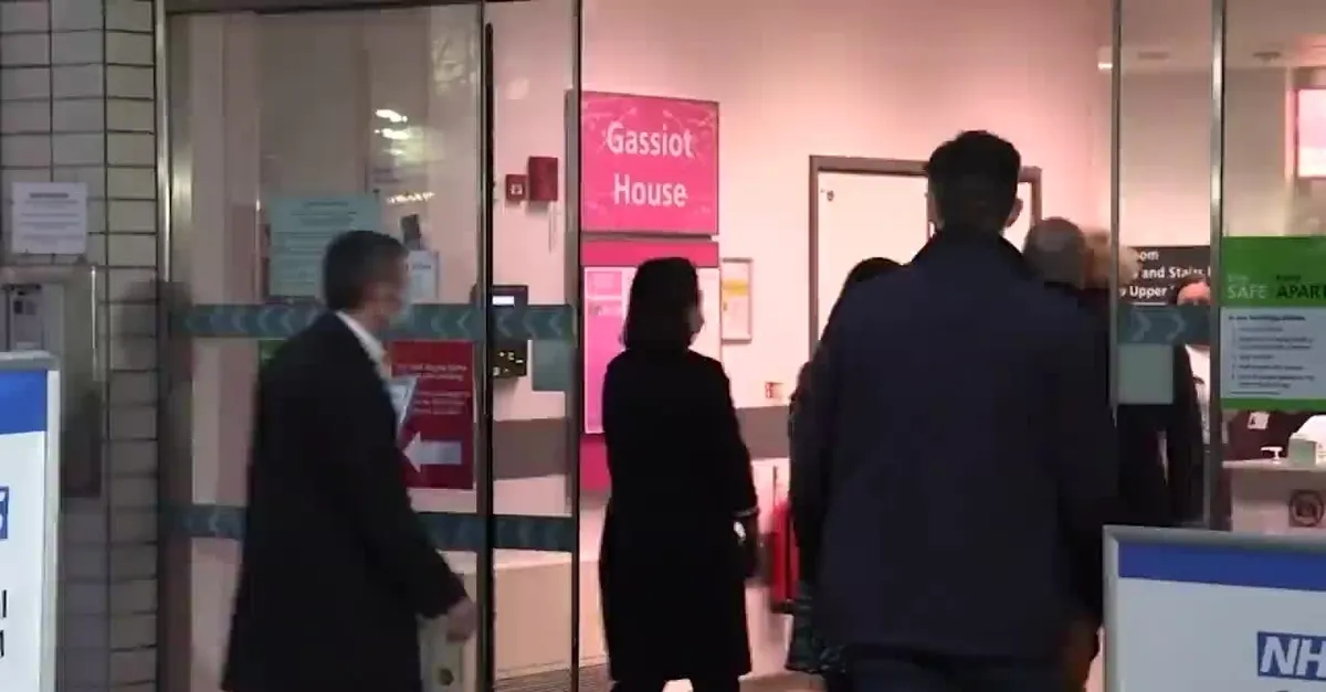Boris Johnson, AstraZeneca aşısını yaptırdı