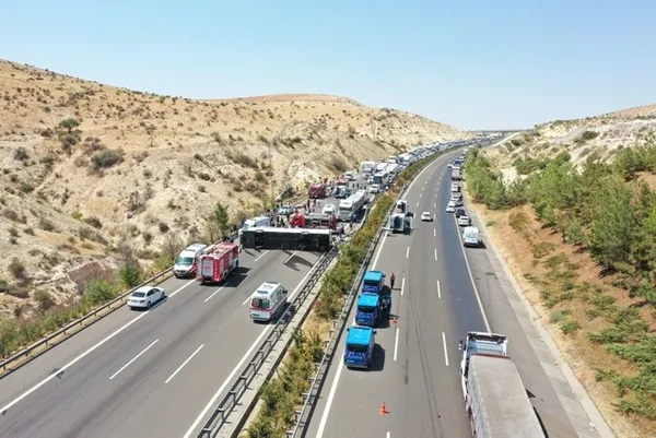 gaziantepte-feci-kaza-cok-sayida-olu-var-2-gazeteci-itfaiye-ve-saglik-gorevlisi-1661000123179.jpg Gaziantep'te feci kaza! Çok sayıda ölü var! 2 Gazeteci, itfaiye ve sağlık görevlisi... Başkan Erdoğan'dan taziye mesajı-6