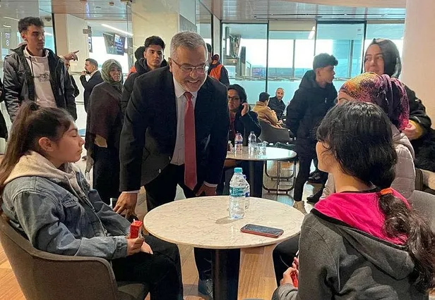 depremzede-cocuklar-turk-hava-yollarinin-400uncu-ucagi-tek-yurekte-bulustu-1677930829665.jpeg Depremzede çocuklar Türk Hava Yolları’nın 400’üncü uçağı ‘Tek Yürek’te buluştu-4