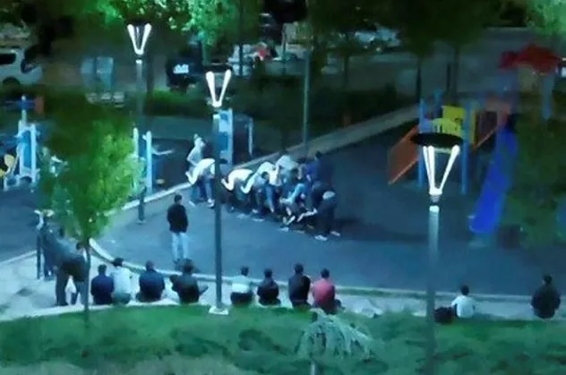 Ankara'da sokağa çıkma yasağına uymayan bir grup parkta "uzun eşek" oynadı