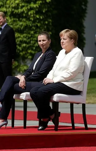 Almanya Başbakanı Angela Merkel'in titremelerine sandalyeli çözüm