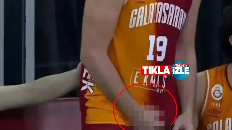 İZLE I Karşıyaka Galatasaray maçında saha karıştı! Buğrahan ’cinsel’ organını avuçladı