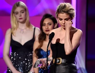 Selena Gomez ödülünü alırken ağladı