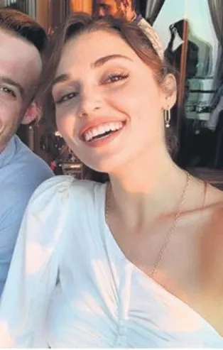 Reklam tatili ile Kerem Bürsin'le Maldivler'e giden Hande Erçel bu sefer yeni aşkı Kaan Yıldırım'la Mikanosa gidiyor