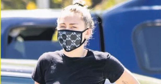 Ünlü şarkıcı Miley Cyrus'dan virüse karşı son moda kamuflaj