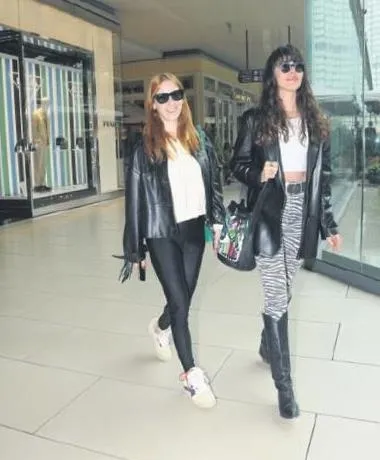 Pelin Karahan'ın kadrosunda olduğu "Şaşırt Beni" isimli tiyatrona oyuncu akını-7