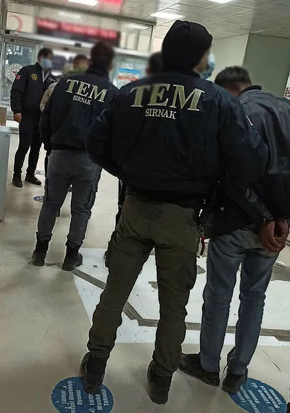 sirnakta-teror-orgutu-pkkkckya-yonelik-operasyon-cok-sayida-gozalti-1607783863642.jpg Şırnak'ta terör örgütü PKK/KCK'ya yönelik operasyon: Çok sayıda gözaltı-3