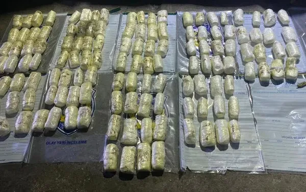 son-dakika-hakkaride-bir-polis-memurunun-aracindan-52-kilo-500-gram-patlayici-cikti-patlayicilar-boyle-ele-gec-1647956041187.jpg