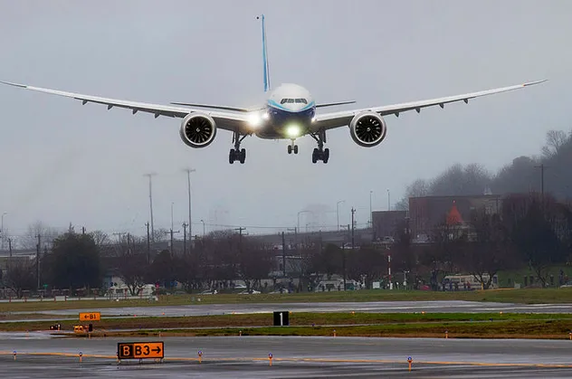 Dünyanın en büyüğü Boeing 777X'in ilk deneme uçuşunu yaptı