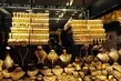 Altında kafalar karıştı! Büyük bankalardan altın tahminlerine revize