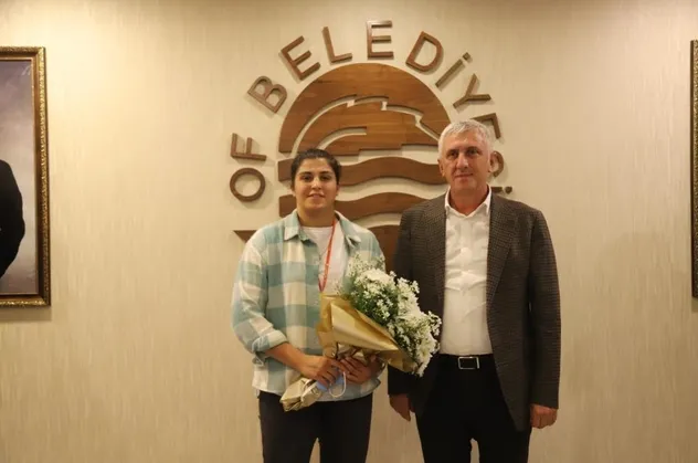 Olimpiyat şampiyonu milli boksör Busenaz Sürmeneli: "Sizi ağlatmaya devam edeceğim"