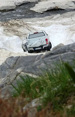 42 kişinin mezarı olmuştu! Aylar sonra ortaya çıktı | İşte Van'daki çığ faciasında kar altında kalan araç