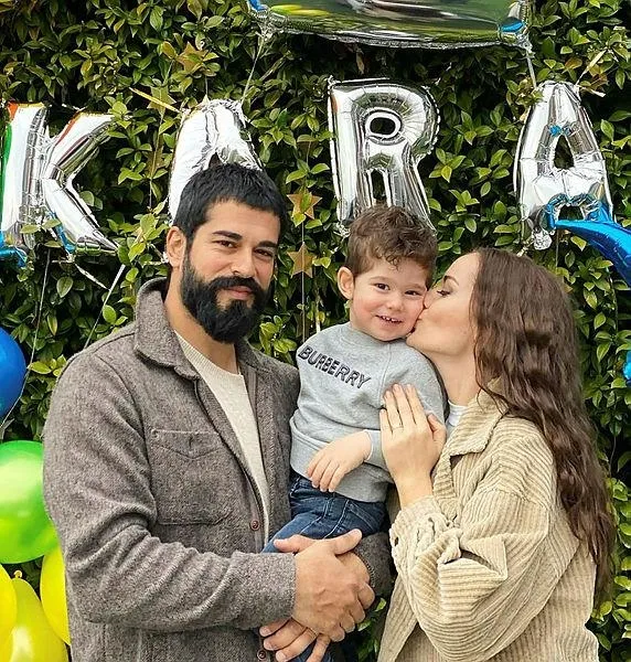 Fahriye Evcen ile Burak Özçivit, Bebek�teler Son model Fahriye Evcen ile Burak Özçivit, Bebek�teler Son model