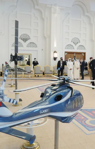 Katar'da yerli ve milli teknoloji rüzgarı! Katar Emiri, Hürjet ve Gökbey'i yakından inceledi