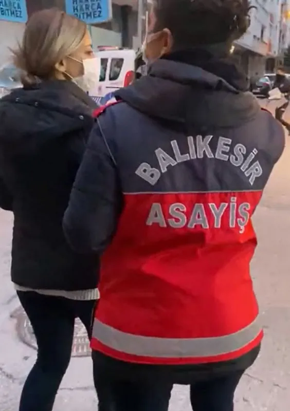 son-dakika-jigolo-olmak-ister-misiniz-bu-soruyla-dolandiricilik-yapan-38-kisi-yakalandi-1611916732401.jpg SON DAKİKA: Jigolo olmak ister misiniz? Bu soruyla dolandırıcılık yapan 38 kişi yakalandı-7