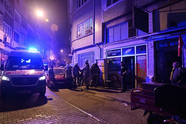 Son dakika: Fatih'te 5 katlı binada yangın: 4'ü ağır 6 yaralı-4