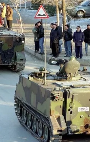 CHP yandaşı Cumhuriyet'in 28 Şubat paylaşımına tepki: Askeri darbeye hizmet diyen "solcular"