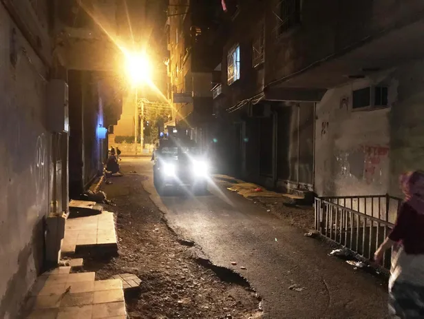 Diyarbakır'da pompalı tüfekli dehşet! Kapı deliğinden bakan kadına ateş etti-3