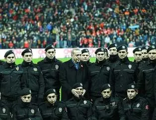 Şehitlere saygı maçında Erdoğan'dan anlamlı poz