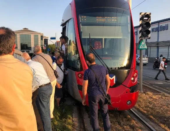 Ters yöne giren otomobil tramvaya çarptı