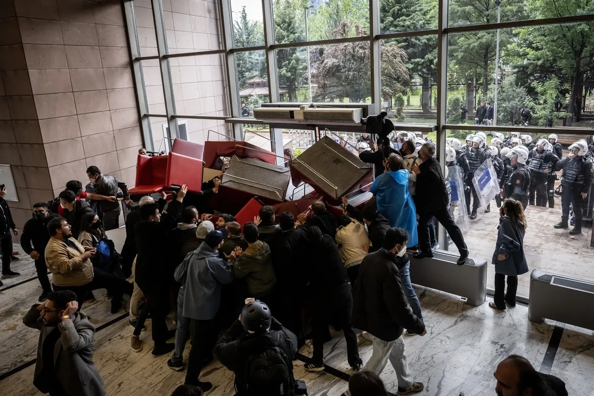chpde-once-arinma-sonra-kurultay-kilicdaroglu-faturayi-ozele-kesti-ihrac-edilecek-ilk-ismi-acikladi-adnan-beke-1779873010263.jpeg CHP'de önce arınma sonra kurultay! Kılıçdaroğlu faturayı Özel'e kesti... İhraç edilecek ilk ismi açıkladı: Adnan Beker'in orada ne işi var-4