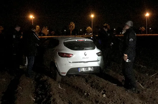 Adana'da hareketli gece! Kaçarken tarlaya girdiler