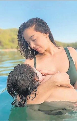 Azra Akın oğlu Demir'ke denizden poz verdi