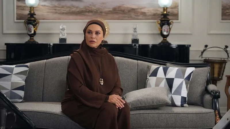 hulya-avsardan-degisim-videosu-ayni-yagmur-altindanin-fazileti-guzelligiyle-mest-etti-1770467578529.jpg Hülya Avşar’dan “değişim” videosu! Aynı Yağmur Altında'nın Fazilet'i güzelliğiyle mest etti-7