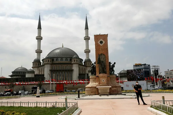 taksim-camii-ikindi-namazinda-da-doldu-1622216734063.jpg Taksim Camii ikindi namazında da doldu... Mesafe kuralına uyulurken turistler hatıra fotoğrafı çekti-4