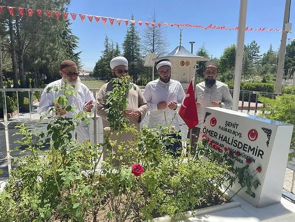 15-temmuz-kahramani-sehit-omer-halisdemirin-kabrine-ziyaretler-suruyor-1689414703438.jpeg