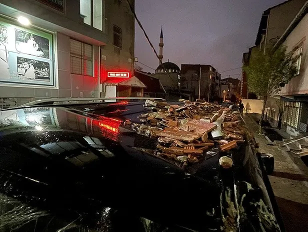 İstanbul'da kuvvetli fırtına hayatı olumsuz etkiliyor: Kartal sahil yolu sular altında kalınca trafiğe kapatıldı-3