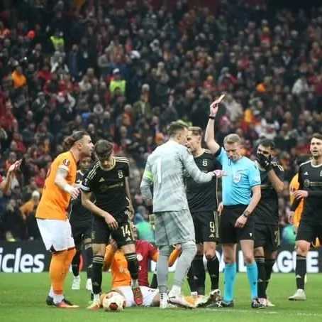 Nelsson kırmızı kart gördü!