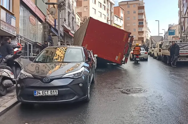 Freni boşalan kamyonet park halindeki aracın üzerine devrildi! Yer: İstanbul