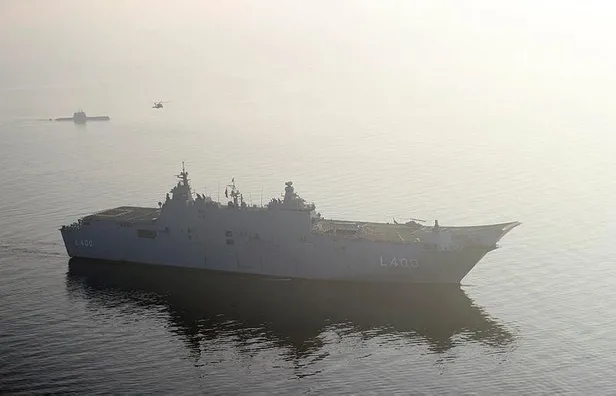 Milli Savunma Bakanı Hulusi Akar “dünyanın ilk SİHA gemisi” TCG Anadolu'da incelemelerde bulundu!-3