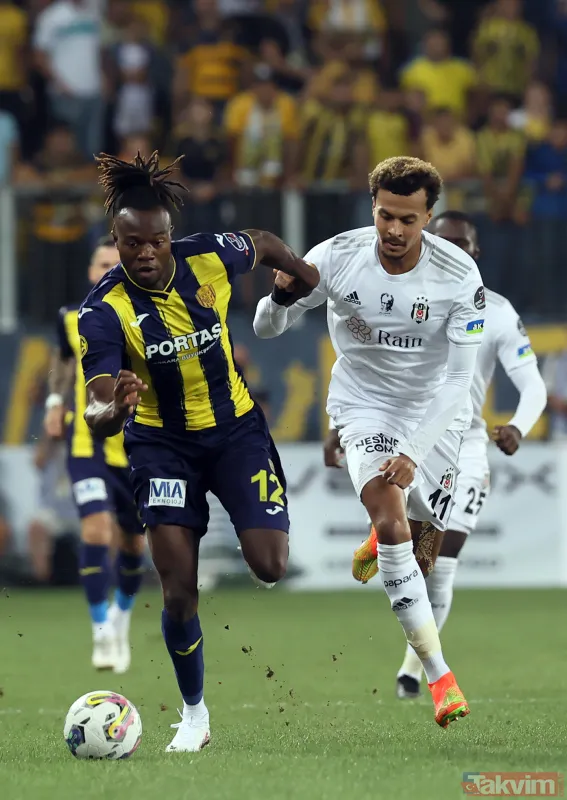 Ankara'da saha karıştı! Tribünden inen taraftar Beşiktaşlı Salih Uçan'ı tekmeledi, Josef kırmızı kart gördü - 2