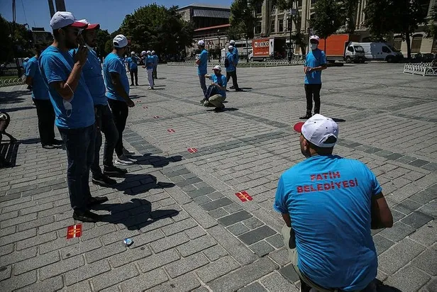 Son dakika: Ayasofya-i Kebir Cami-i Şerifi'nde kılınacak cuma öncesinde saf düzeni işaretlemeleri yapıldı-3