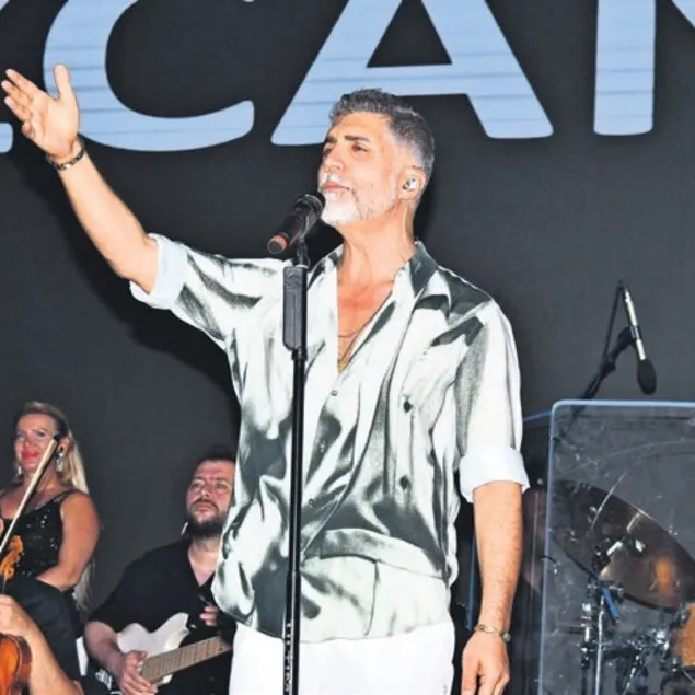 Özcan Deniz sahneden sitem etti