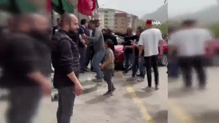 Erzurum İspir’de iki grup arasında bıçaklı ve sopalı kavga kamerada