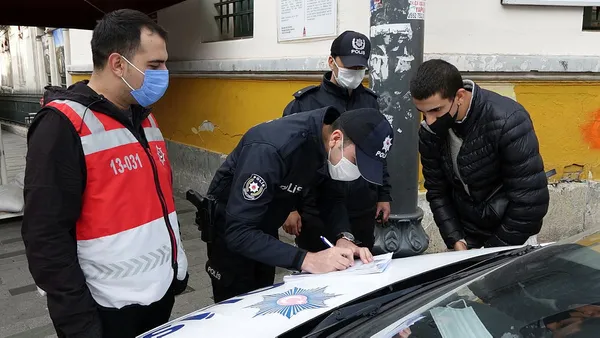 istanbulda-acik-alanda-sigara-icen-kisilere-ilk-cezalar-kesildi-1605174801428.jpg