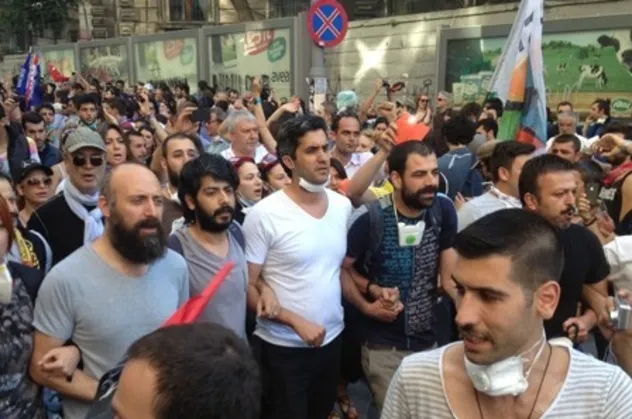 Talimat Kızıl Soros'tan eylem Memet Ali Alabora'dan