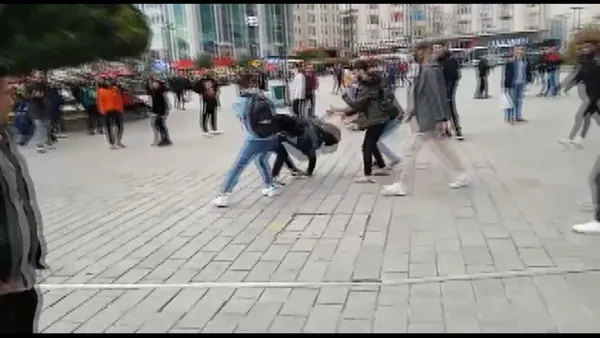 afrika-uyruklu-grup-ile-seyyar-fotografcilar-birbirlerine-girdi-1650180583371.jpg Afrika uyruklu grup ile seyyar fotoğrafçılar birbirlerine girdi!-3