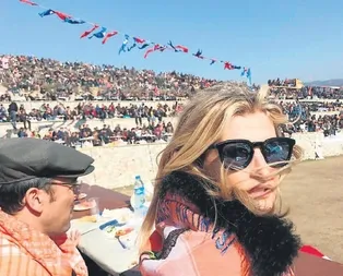 Çek güzeli deve güreşinde