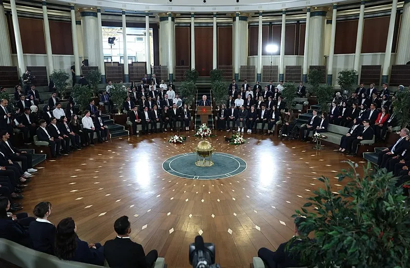 turkiye-yuzyili-kapsaminda-genclerle-kol-kola-baskan-erdogan-hepinize-parlak-gelecek-diliyorum-1779221149285.jpeg Türkiye Yüzyılı kapsamında gençlerle kol kola! Başkan Erdoğan: Hepinize parlak gelecek diliyorum-11