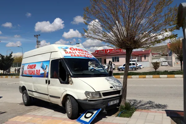 kacak-gocmenleri-tasiyan-minibus-polise-carpti-1652100479862.jpg