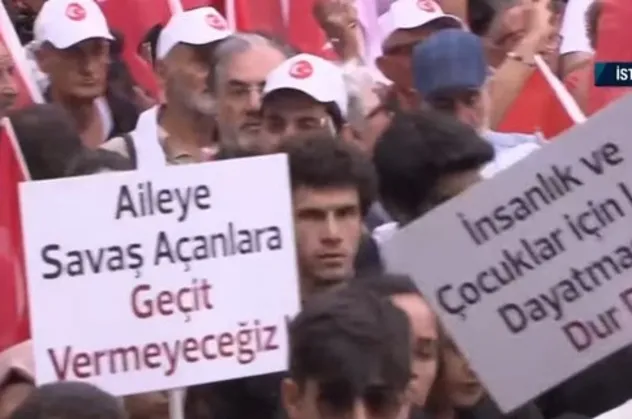 LGBT’ye karşı Büyük Aile Yürüyüşü: LGBT ahlak terörüdür!